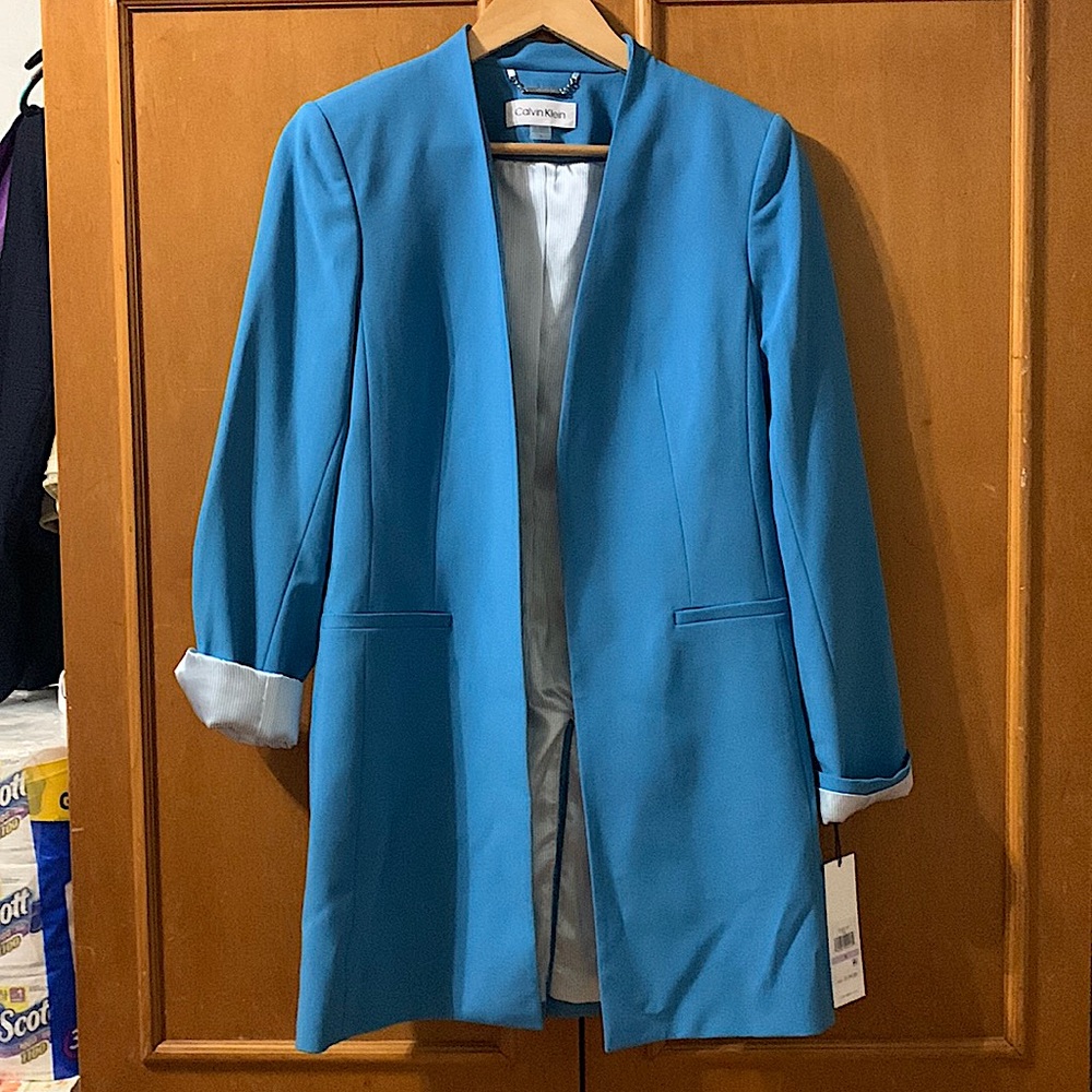 It is very beautiful, you can wear it with jeans or a  dress.